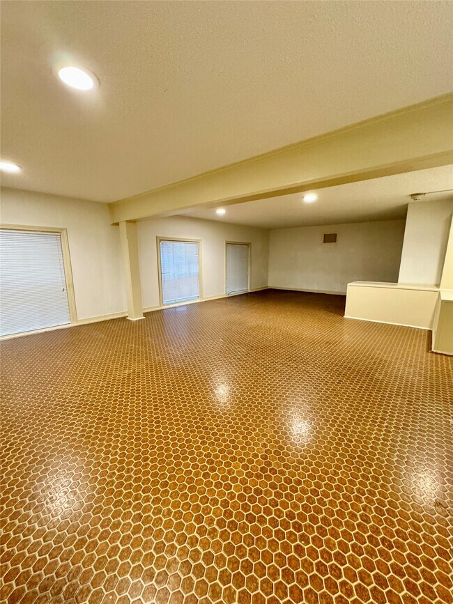 Building Photo - 2309 The Strand