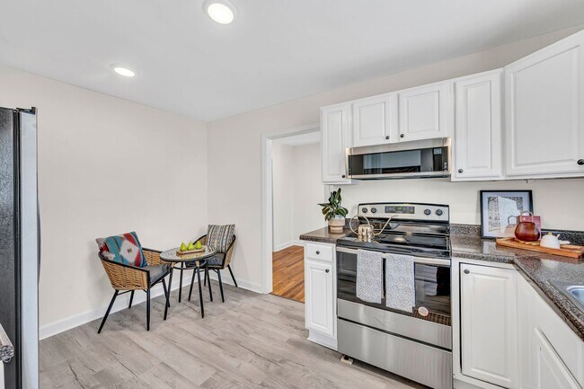 Building Photo - 3 Bed 2 Bath House w/Fenced Yard in East N...