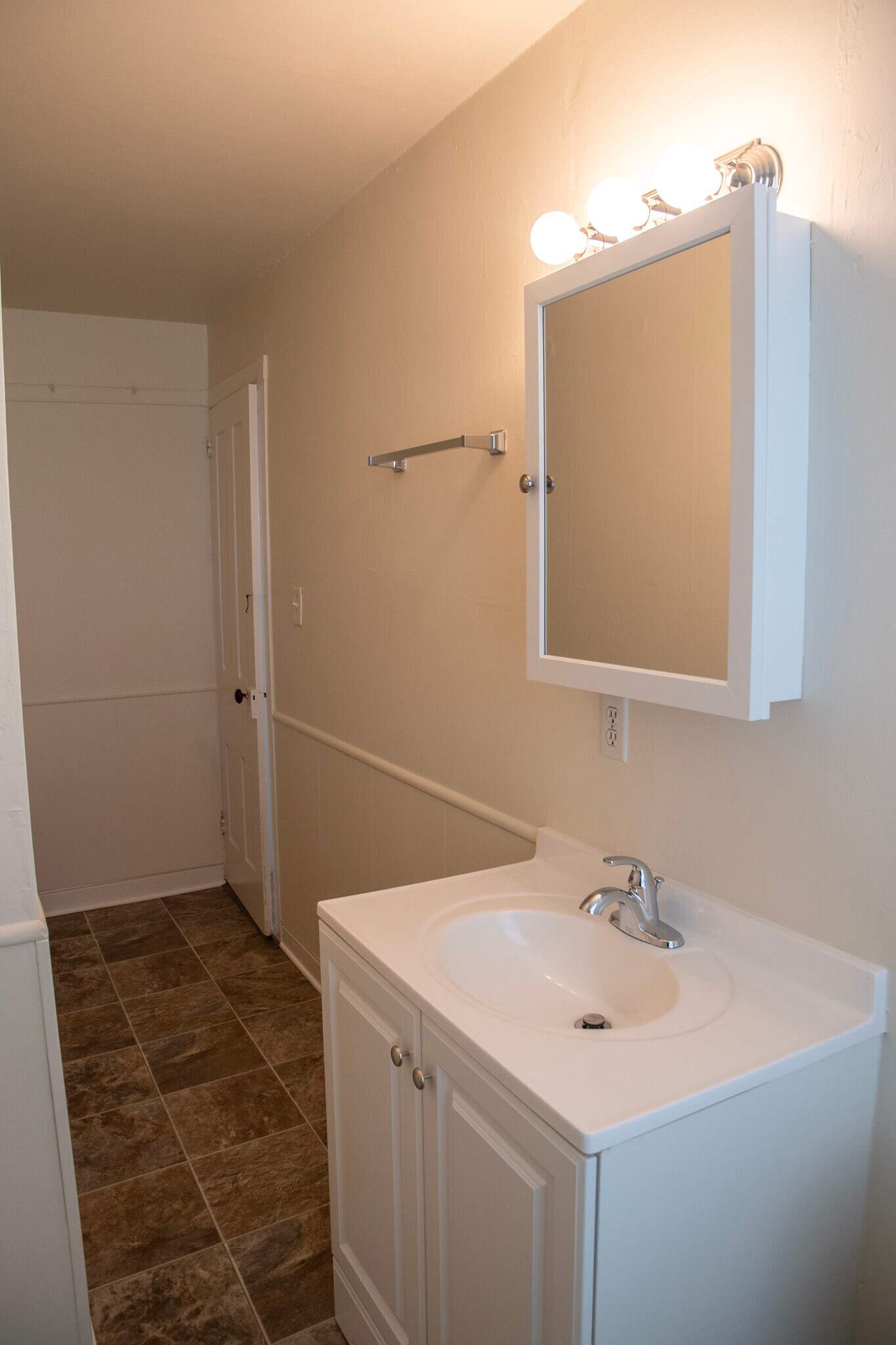 Building Photo - 488 S Colebrook Rd