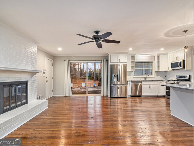 Building Photo - 3590 Cloudland Dr