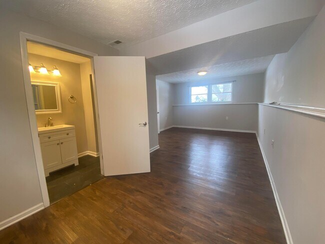 Building Photo - 5970 Almina Dr