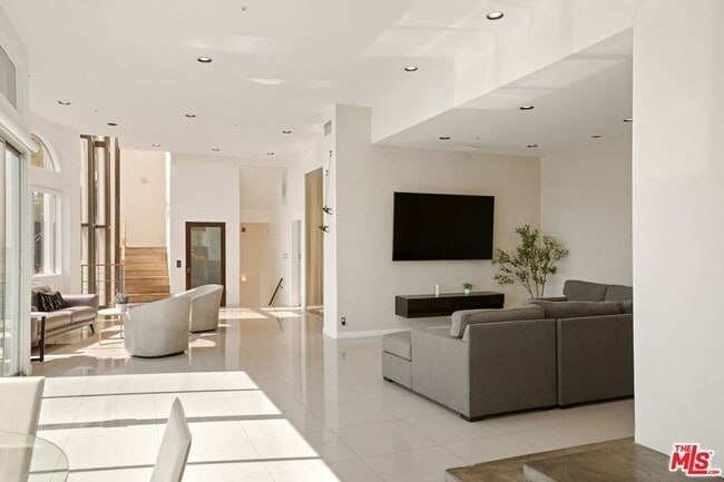 Building Photo - 8435 Franklin Ave