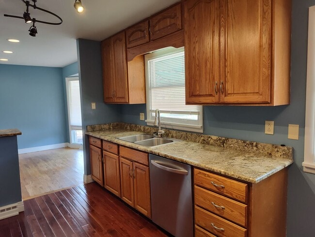 Building Photo - ALL PROSPECTIVE TENANTS MUST SUBMIT A $58 NON-REFUNDABLE APPLICATION FEE PER APPLICANT ONLINE AND...