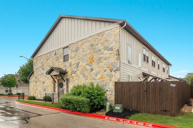 Building Photo - 11807 Frenchie Ln