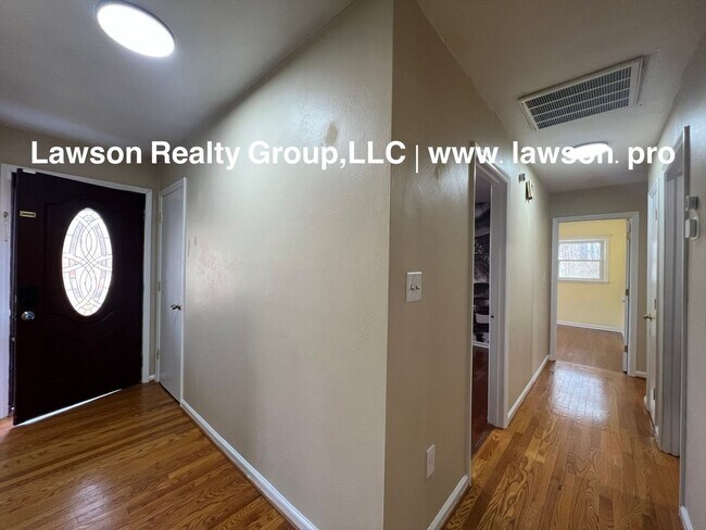 Building Photo - Peaceful Retreat with Outdoor Space-Botetourt County