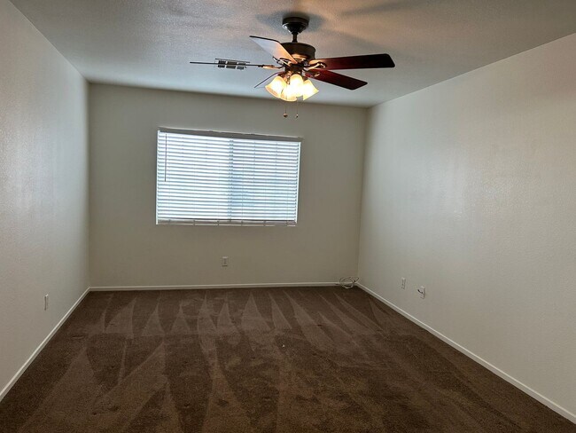 Building Photo - 2 story townhouse