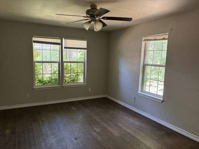 Building Photo - 1709 W Elm St