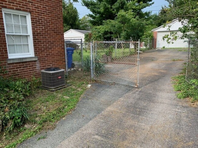 Building Photo - Duplex located close to UK, Downtown or St...