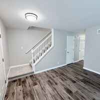 Building Photo - 924 Merrill Ct S