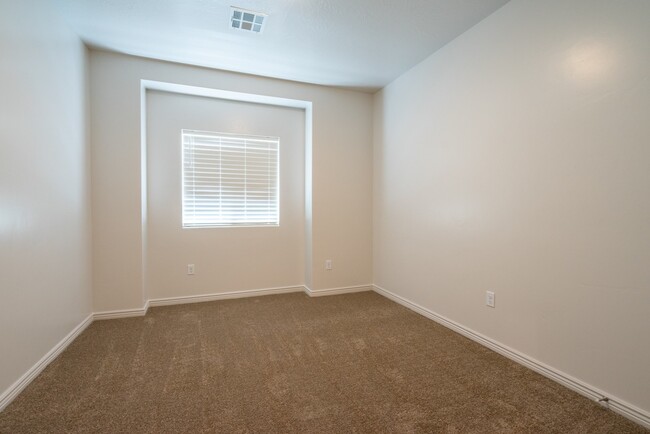 Building Photo - Beautiful Little Valley - 4 Bed 2 Bath home