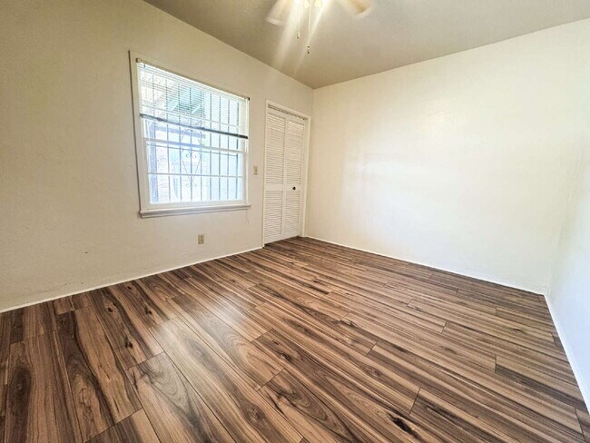 Building Photo - "Charming 3 Bedroom, 2 Bathroom Home with Spacious Living"