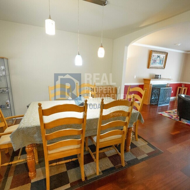 Building Photo - Beautiful 3 Bedroom and 2.5 Bathroom Home!...