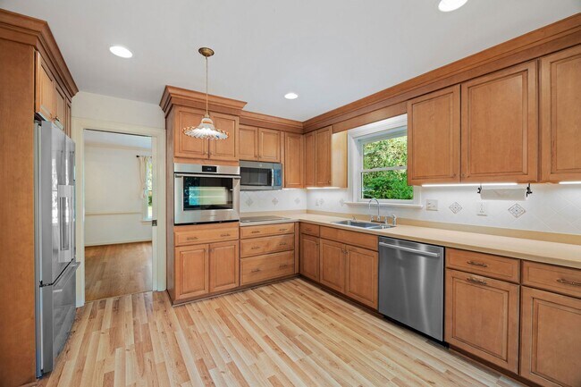 Building Photo - 2401 Scarsborough Dr
