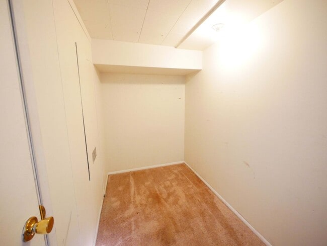 Building Photo - 5 BED & 2.5 BATH SINGLE FAMILY HOUSE FOR RENT