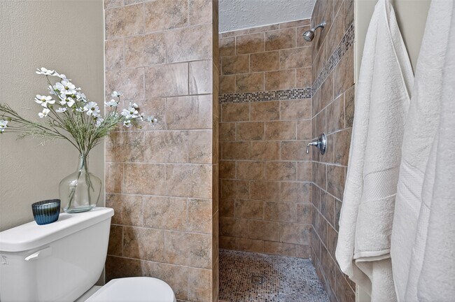 Building Photo - 23919 Farm Hill Dr