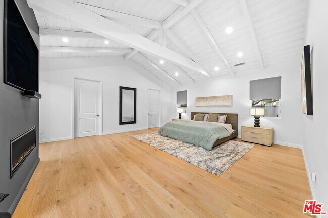 Building Photo - 530 S Bentley Ave