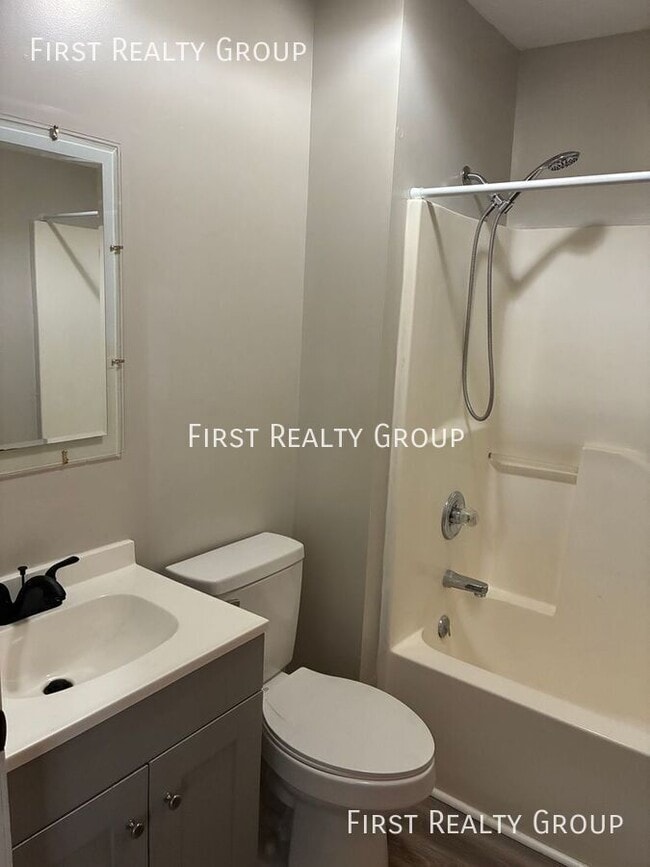 Building Photo - 904 Forest Ave