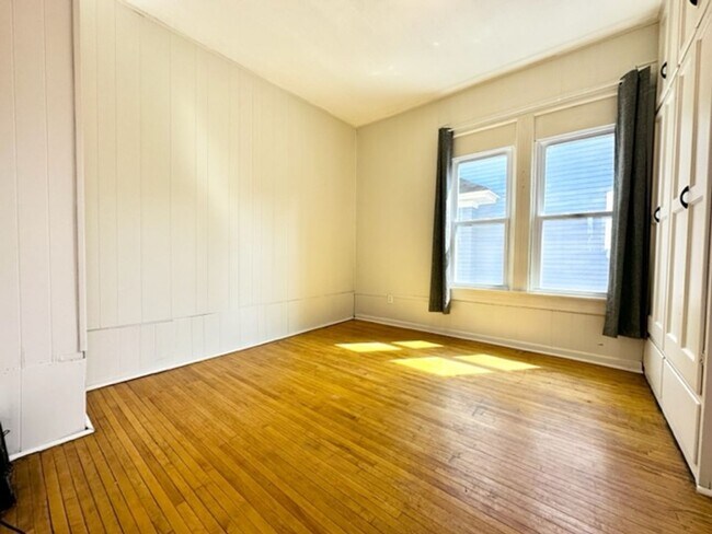 Building Photo - 122 S Van Buren St