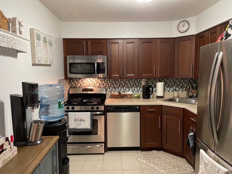 Building Photo - 165 Essex Ave