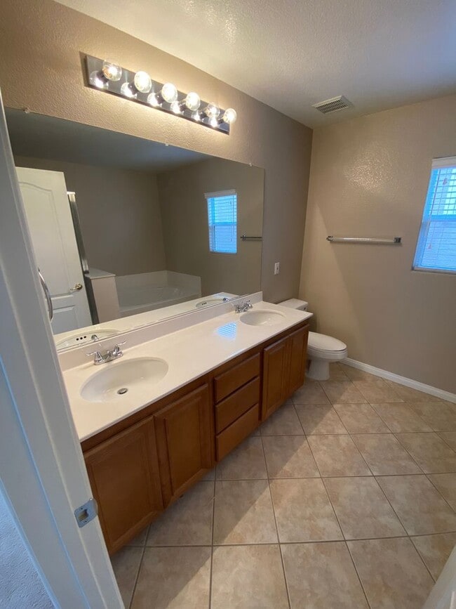 Building Photo - Wonderful 4 bed/2.5 bath home located in Summerlin