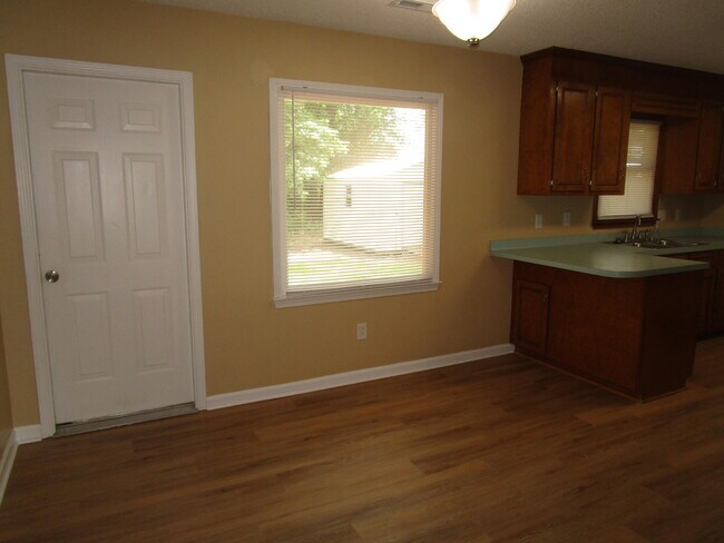 Building Photo - 1320 Race Track Rd