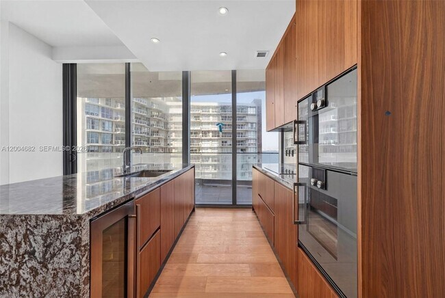 Building Photo - 175 SE 25th Rd