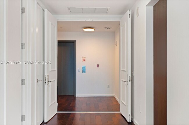 Building Photo - 5959 Collins Ave