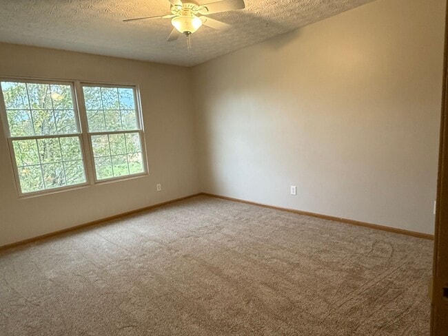 Building Photo - Charming 3 bedroom, 2.5 bath home located in Lehner Woods