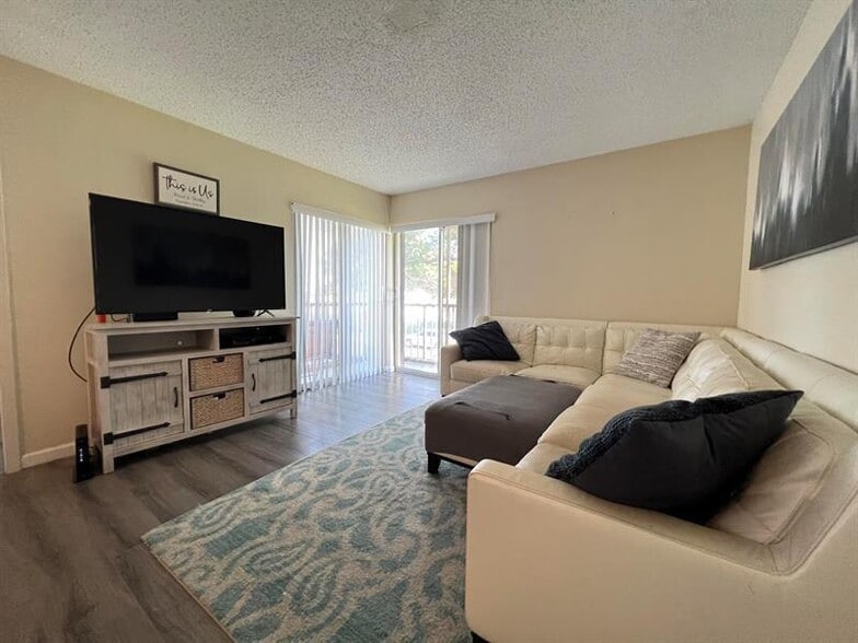 Building Photo - 1807 Fairview Villas Dr