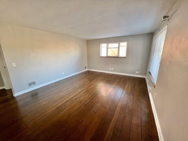 Building Photo - Immaculate large Kennedy Heights Home!
