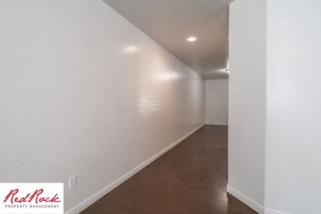 Building Photo - Conveniently located 3 Bedroom Townhome