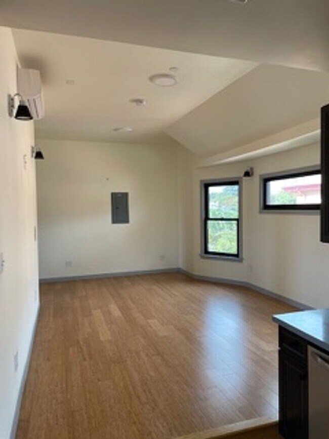 Building Photo - Please call Shami at (415) 225-2543 to sch...