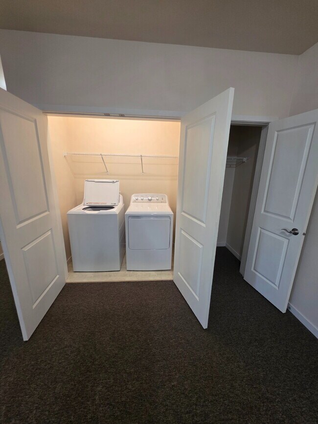 Building Photo - 2 Bedroom | 1 Bathroom 2nd Floor Apartment Available RIGHT NOW!