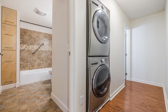 Building Photo - Sweet & Cozy 2 Bed 1 Bath condo available now! Lake Oswego - 1 Month Free