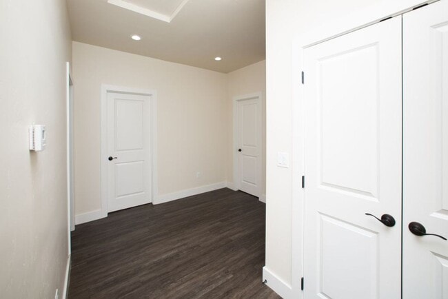 Building Photo - 533-533 Grande Ave