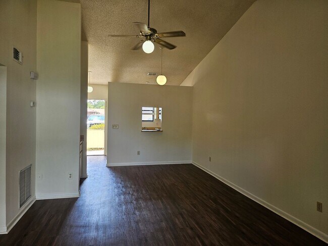 Building Photo - 2/2 - Jefferson Avenue - Newly updated