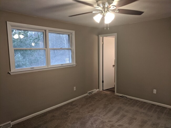Building Photo - *****Huge 4 bedroom, 3 full bath home FOR ...
