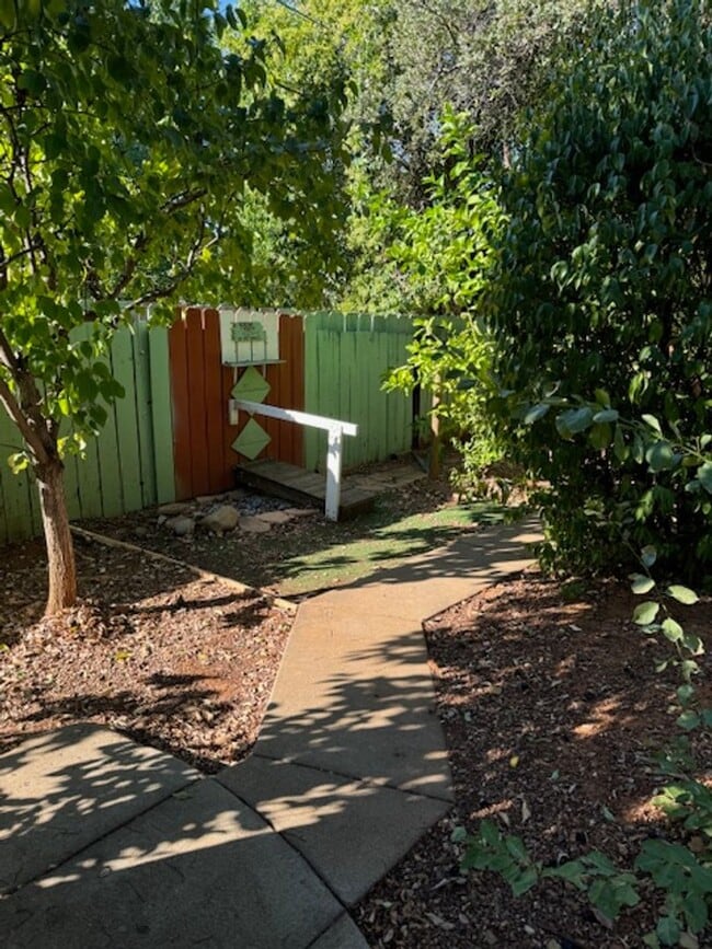 Building Photo - 3 Bedroom In Shasta View Neighborhood with...