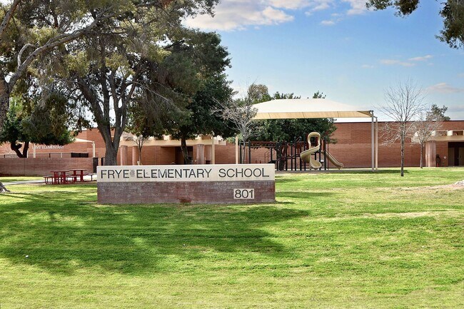 Building Photo - Great Location! Lovely  3Bedroom Plus/ 2Bathroom Chandler Home!
