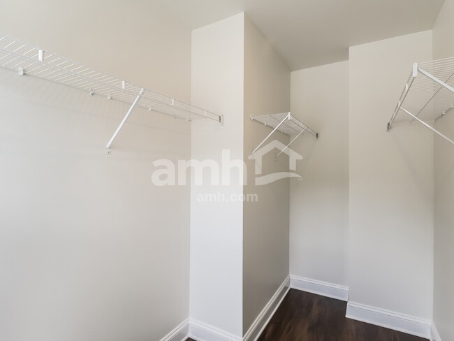 Building Photo - 559 Rivermist Dr