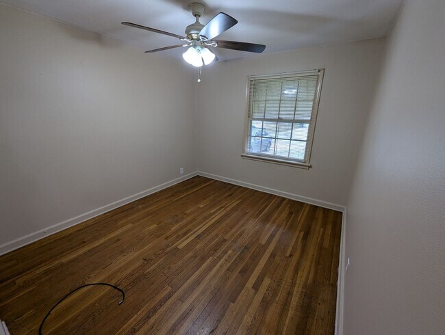 Building Photo - Sweet on Ashford: Sunny Spaces & Classic Charm!