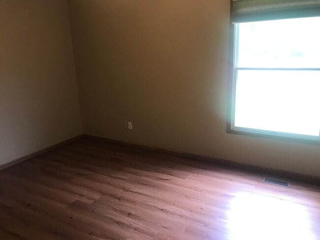Master bedroom - 8453 Olenbrook Dr