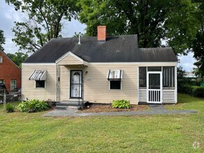 Building Photo - Cozy Two Bedroom Bungalow!