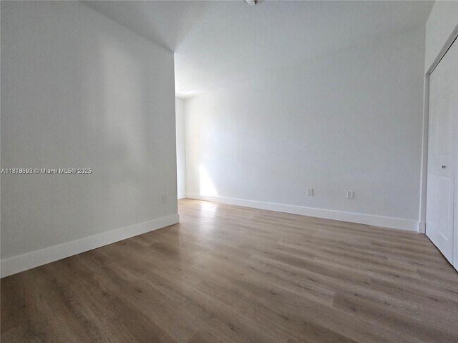 Building Photo - 129 Riverwalk Cir