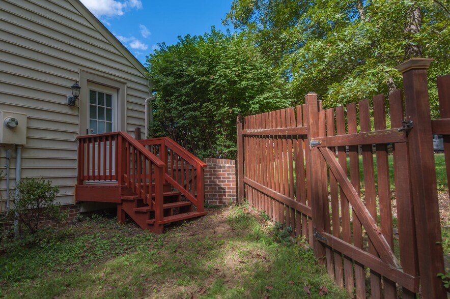 Entrance - 202 Chinaberry Dr