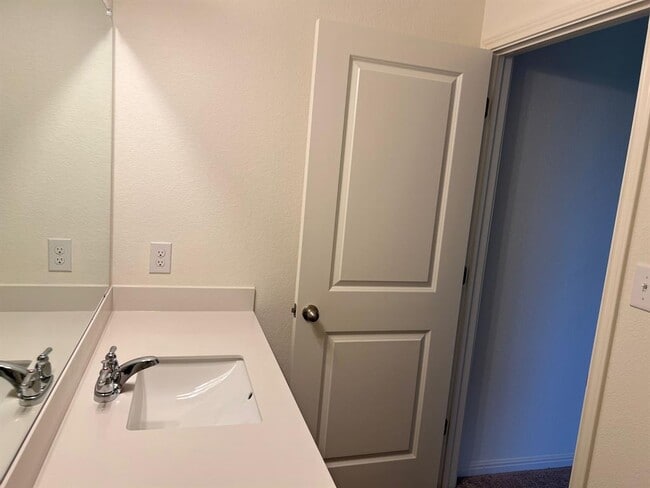 Building Photo - 624 Gemsbok Dr