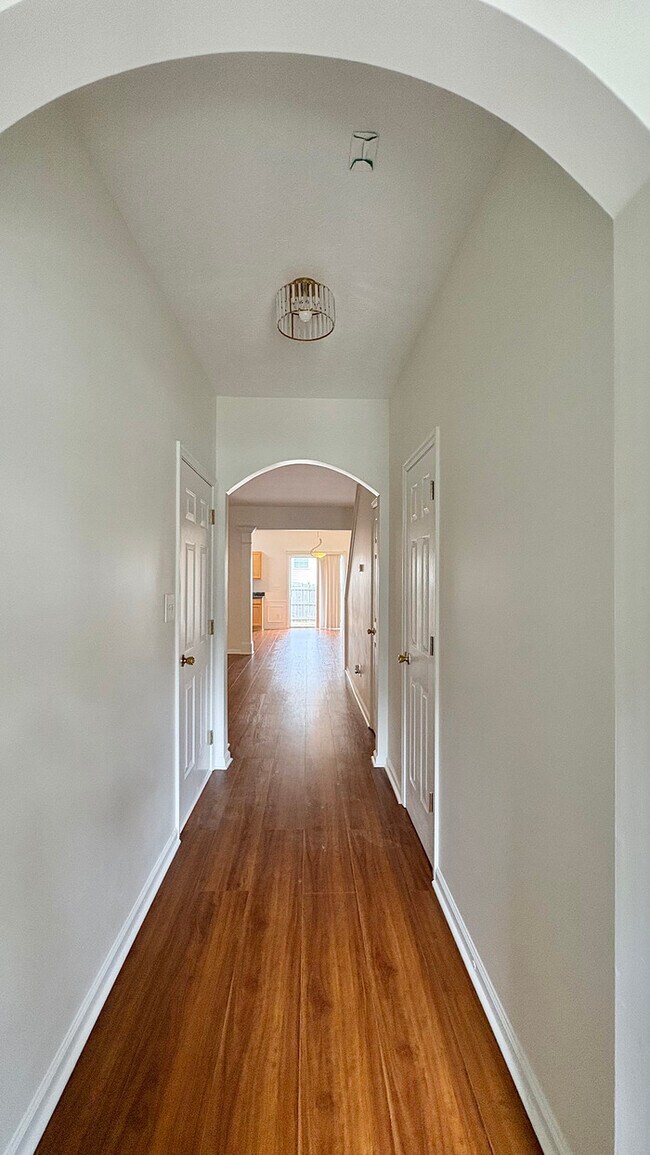 Building Photo - Town Home - 3 Beds - 3 Baths