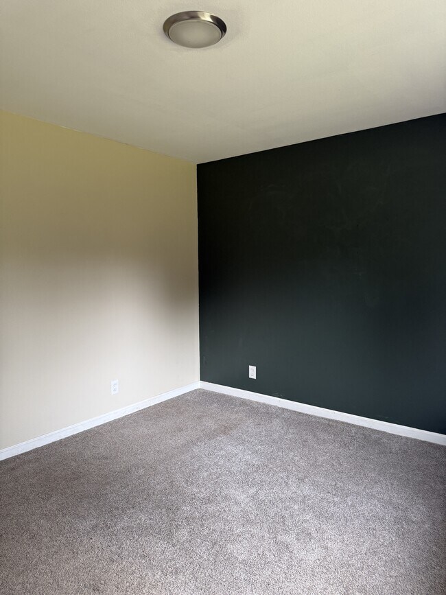 Building Photo - 2150 Bay View Dr