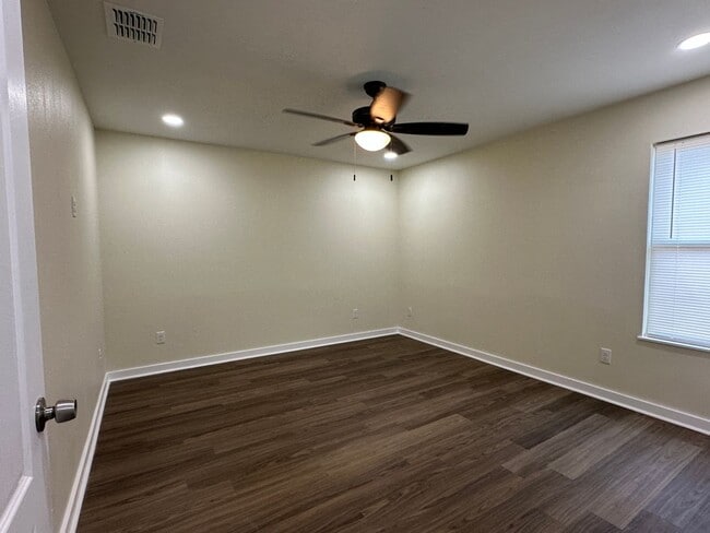 Building Photo - Ready for move in