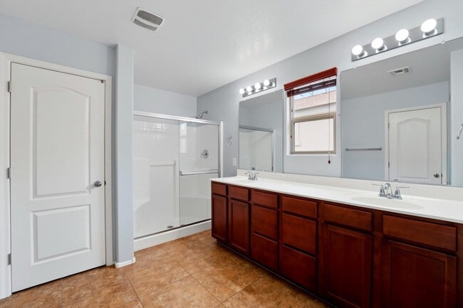 Building Photo - 2220 S Ponderosa Dr